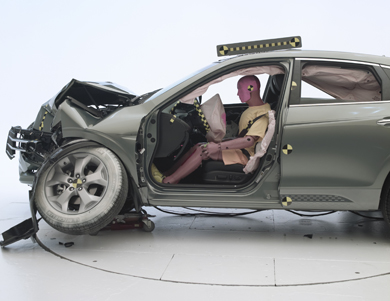 Illustration for article titled IIHS Crash Tests 2011 Jeep Grand Cherokee, Other "SUVs"